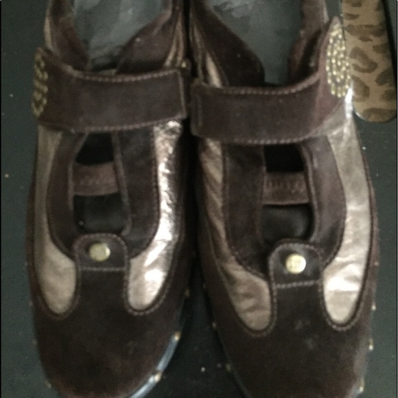 𝅺Stuart Weitzman size 10 Brown leather sneakers with Gold details Velcro closure - Picture 4 of 9